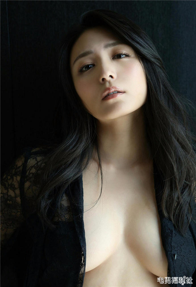 成熟风韵难以抵挡！日本巨乳写真女优 川村雪绘