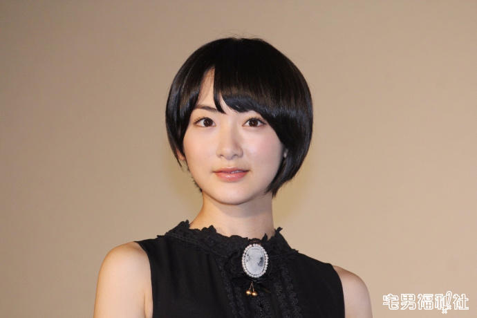 乃木坂46成员生驹里奈因不认识声优被批评以致下跪道歉